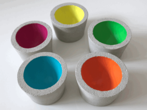 Eierbecher aus Beton: Mit Acrylfarbe anmalen verleiht das individuelle Design. Eierbecher aus Beton mit Acrylfarbe bemalt