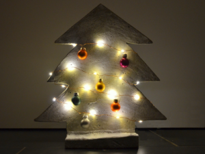 Weihnachtsbaum aus Beton, dekoriert und beleuchtet