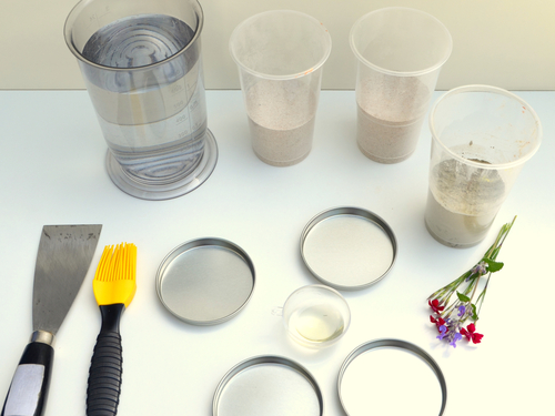 Untersetzer aus Beton: Du benötigst Zement, Quarzsand, Wasser, etwas Pflanzenöl und eine passende Negativform