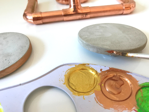 Bemale den Untersetzer mit Acrylfarbe - Kupfer und Beton ergibt einen hervorragenden Kontrast.