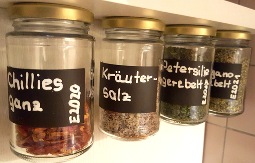 Schraibe auf die Etikketen was drin ist und wie lange es haltbar ist.