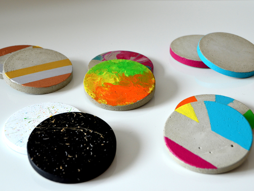 Mit Acrylfarbe, Nagellack und Beton können individuelle Unteretzer aus Beton ganz einfach hergestellt werden.
