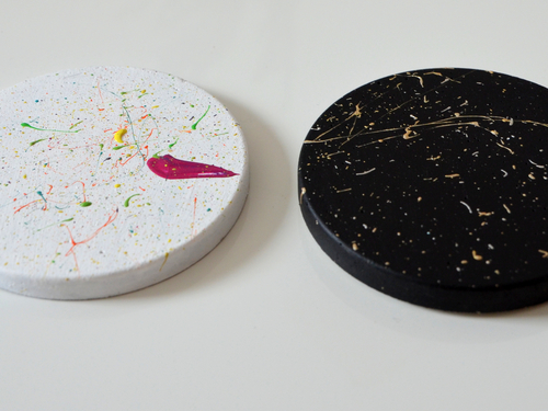 Hier werden die Untersetzer mit Acrylfarbe bemalt und anschließend besprenkelt.