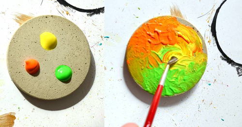 Nachdem Du Kleckser Acrylfarbe auf den Untersetzer gegeben hast, vermischst Du diese einfach mit dem Pinsel.