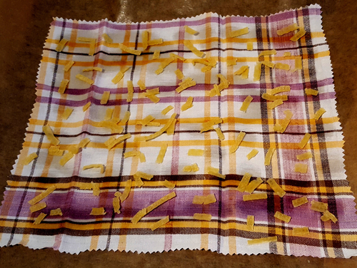 Wachstuch herstellen: Backpapier, Stoff, Jojobaöl und das Bienenwachs kommen bei 95°C in den Backofen.