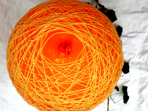 Umwicekl den Luftballon mit der Wolle.
