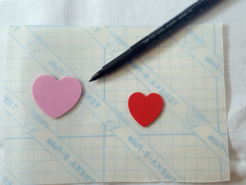Übertrage mit dem wasserfesten Stift die Formm deiner Wahl auf die Klebefolie.