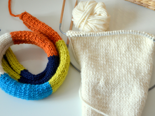Die Filztahsce wird in Einzelteilen gestrickt, d.h. Vorderseite, Rückseite, Boden und Seite, Henkel.