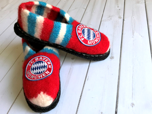 So sieht die zweite Generation der BAyern München Filzschuhe aus.