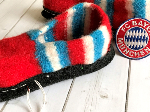 Pimp deine Filzschuhe mit einer Antirutschsohle und einem Sticker.
