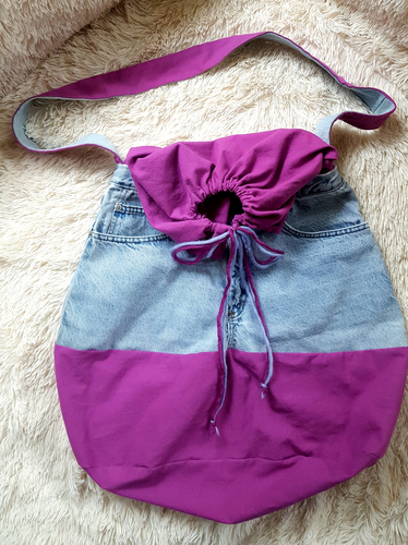 So sieht die fertige Jeanstasche aus.