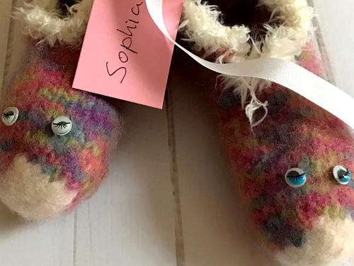 Dekoriere deine Filzschuhe.