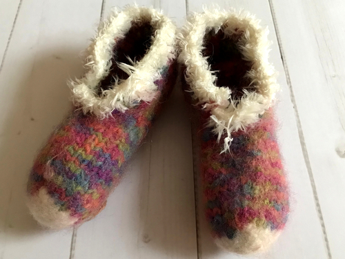 Lass die Schuhe nach dem Verfilzen in der Waschmaschien an der Luft trocknen.
