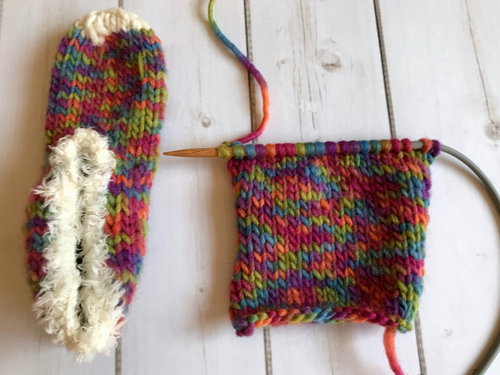 Filzschuhe für kleine Kinderfüße: Stricke Ferse und Mittelfuß in offenen Reihen.