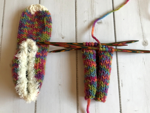 Stricke geschlossene Runden um den Filzschuh zu schließen.