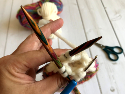 Kleine Fußspitze für kleine Kinderfüße. Nach wenigen Runden kannst Du den Faden durch die verbleibenden Maschen ziehen und von innen vernähen.