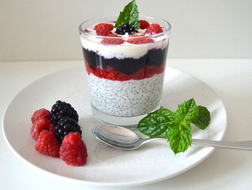 So lecker und frisch ist Chia-Beeren-Quark Dessert im Glas