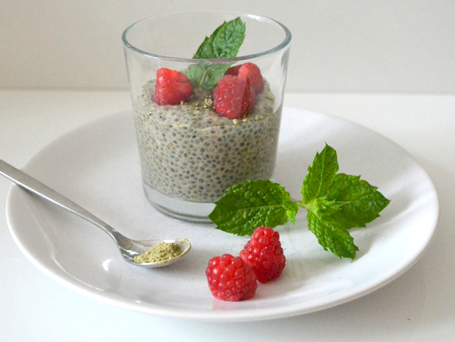 So lecker und frisch ist Chia-Matcha-Dessert im Glas
