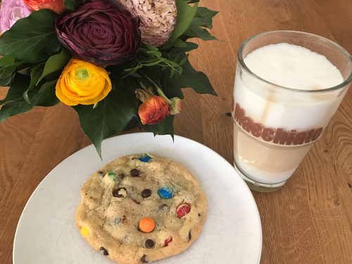 Machs Dir gemütlich mit einem Kaffee udn den leckeren Cookies Kunterbunt.