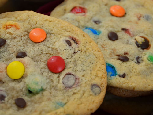 Mache die Cookies mit Smarties oder M&Ms bunt.