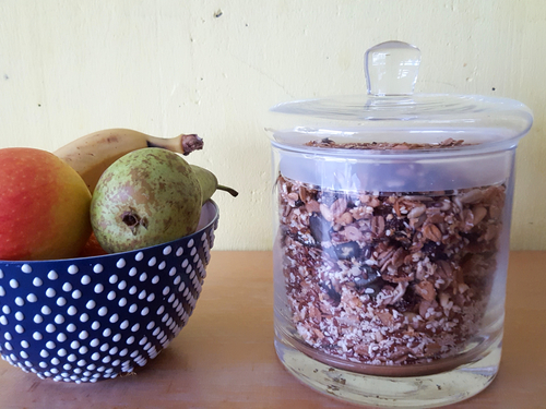 Pimpe dein Knuspermüsli z. B. mit frischen Obst
