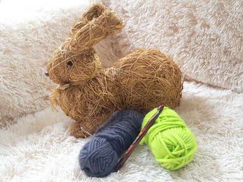 Mit diesen Materialien stellst Du einen filzigen Osterhasen her.