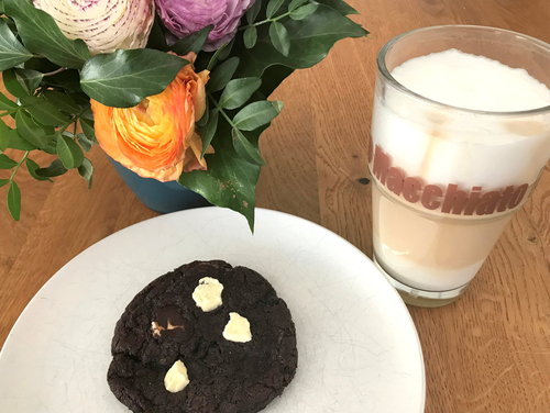 Machs Dir gemütlich mit einem Kaffee und ein bis fünf Cookies..