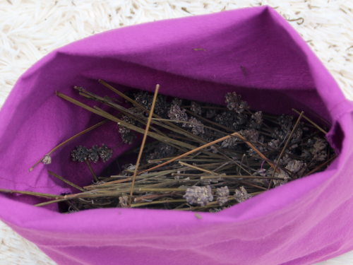 Fülle den Bezug mit getrockneten Lavendelblüten.