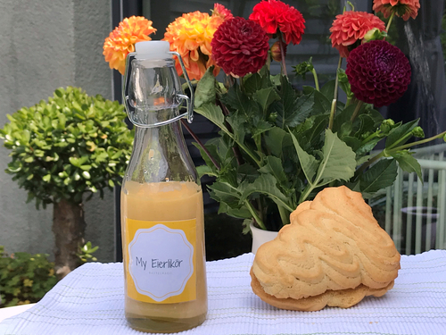 Genieße deinen selbstgemachten Eierlikör zu Kuchen oder Gebäck. Lecker!