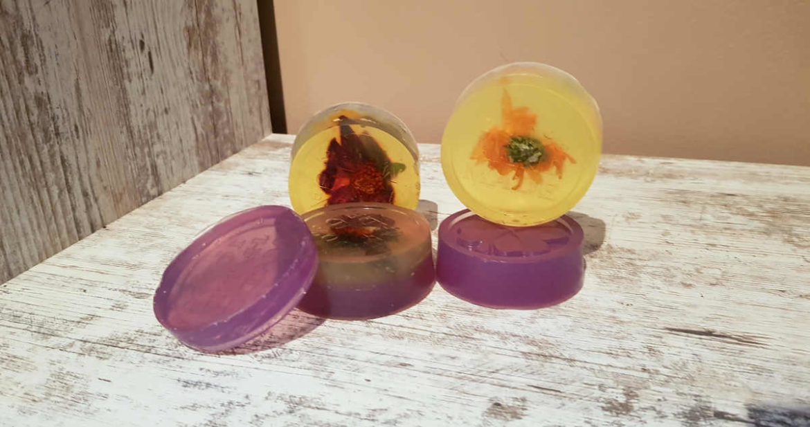 Schau mal diese transparente Glyzerinseife mit Blüten an