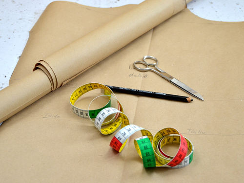 Zeichne das Schnittmuster für die Scheniderpuppe auf Packpapier.