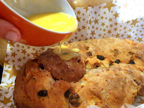 Gib flüssige Butter auf den Stollen.
