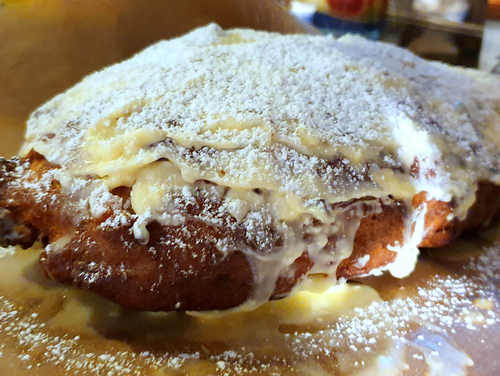 Den Weihnachtsstollen mit zerlassener Butter und Puderzucker versehen.