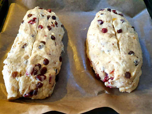 Forme zwei Laibe Weihnachtsstollenollen