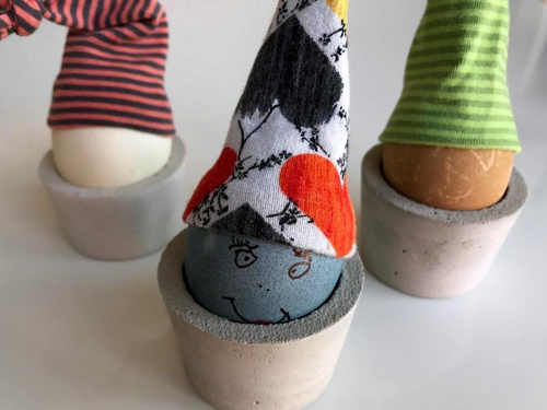 Ostereier mit Gesicht bemalen und Mütze aufsetzen. Fertig ist die minimalistische Osterdeko.