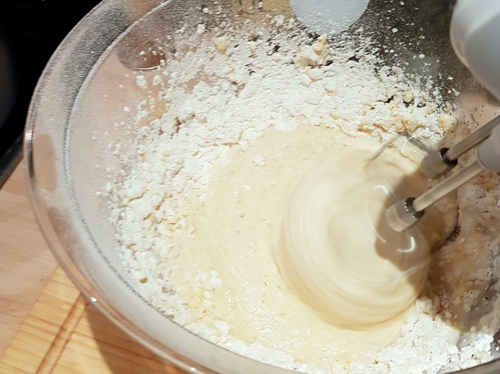 Alle Zuatten des Serviettenknödel vermengen.