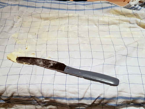 Damit sich der Serviettenknödel später löst, butterst Du das Tuch zuvor ein.