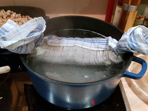 Lass den Serviettenknödel im Topf garen.