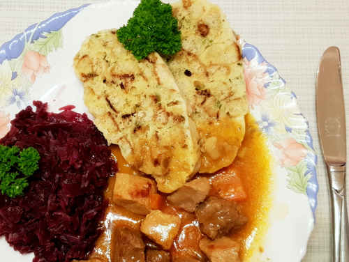 Servittenknödel passt perfekt zu deftigen Gerichten.