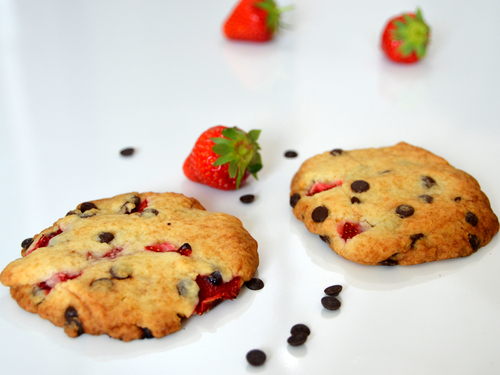 Erfahre, wie du leckere Erdbeer-Schoko-Cookies selber herstellen kannst.