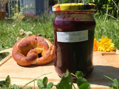 Selbstgemachte Rhabarber-Heidelbeer-Marmelade