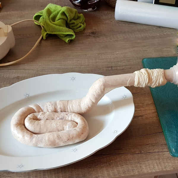 Für Rostbratwürste befüllst du zuerst den kompletten Darm