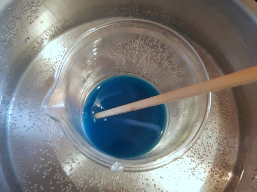 Alle Öle und Fette der Lippenpflege sind blau gefärbt.