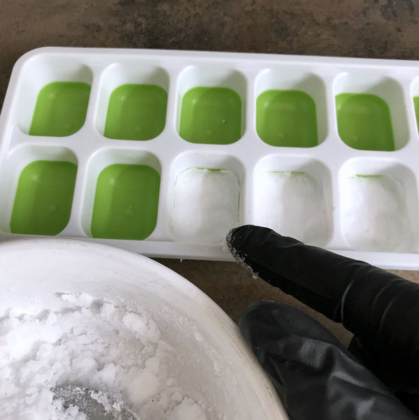 Drücke das Natron-Zitronesäuregemisch sehr gut fets. Sonst bröseln die WC-Tabs