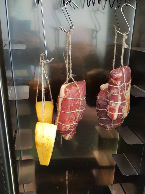 Hänge dein Fleisch oder Käse in den Räucherschrank.