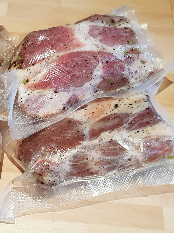 Zum Schinkenräuchern legst Du zuvor das Fleisch in Salz und Gewürze für mindestens 2 Wochen ein.