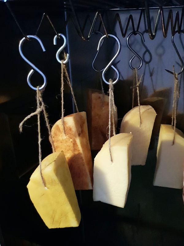 Der Käse muss freihängend im Räucherschrank aufgehangen werden.