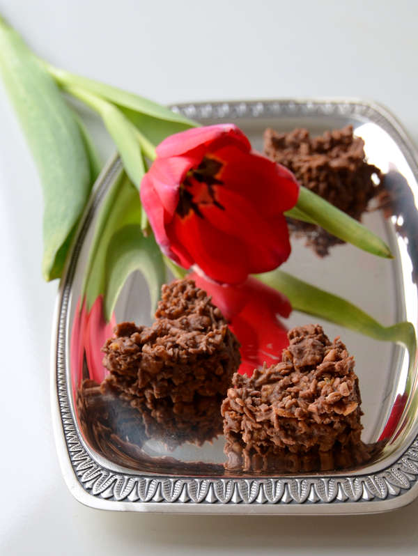 Selbstgemachte Knusperherzen und Blumen für den Valentinstag