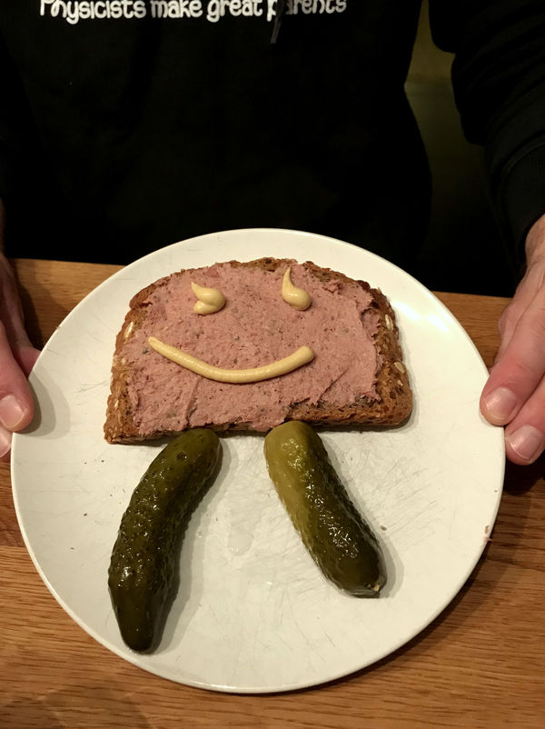 Am besten schmeckt die selbstgemachte Lebwerwurst auf leckerem, frischen Brot.