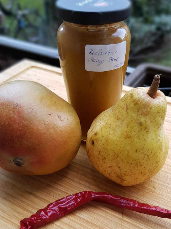 Selbstgemachte Rhabarber-Birne-Mango Marmelade